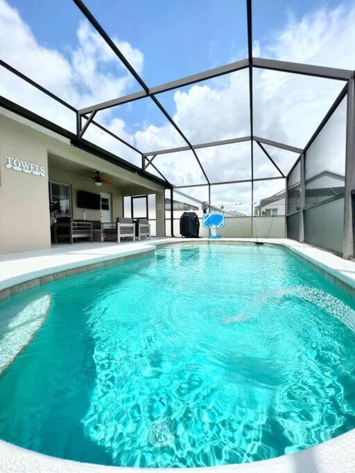 Luxury Modern Pool House Close To Theme Parks Four Bedrooms Kissimmee