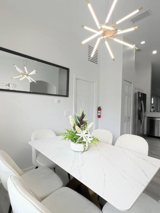 Luxury Modern Pool House Close To Theme Parks Four Bedrooms Holiday home *