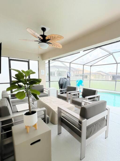 Luxury Modern Pool House Close To Theme Parks Four Bedrooms *