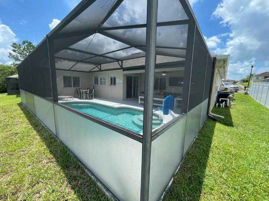 Luxury Modern Pool House Close To Theme Parks Four Bedrooms Holiday home Kissimmee