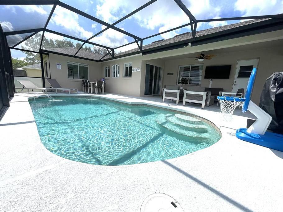 Luxury Modern Pool House Close To Theme Parks Four Bedrooms