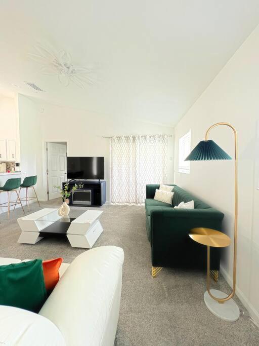 Luxury Modern Pool House Close To Theme Parks Four Bedrooms Holiday home *