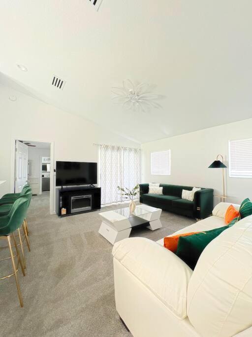Luxury Modern Pool House Close To Theme Parks Four Bedrooms Holiday home *