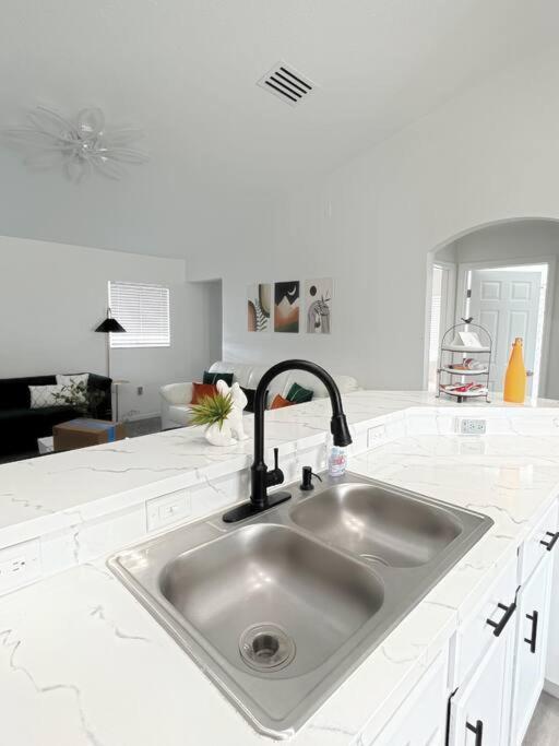 Luxury Modern Pool House Close To Theme Parks Four Bedrooms Holiday home *
