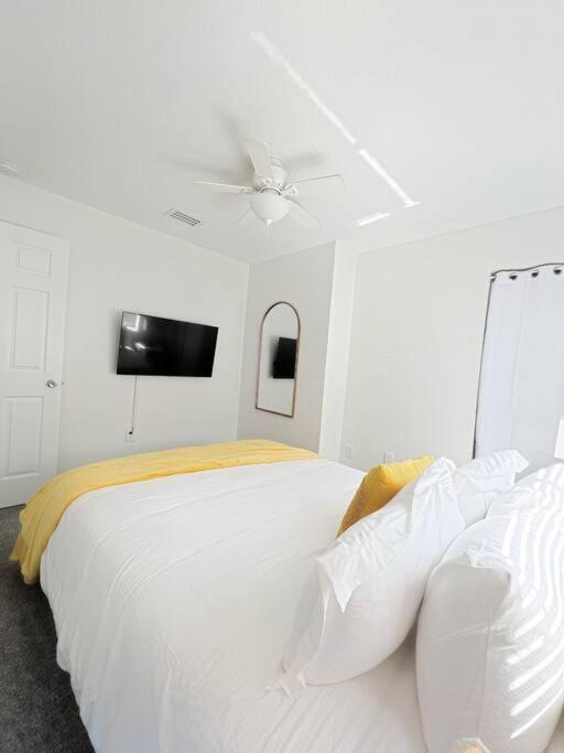 Luxury Modern Pool House Close To Theme Parks Four Bedrooms Holiday home Kissimmee